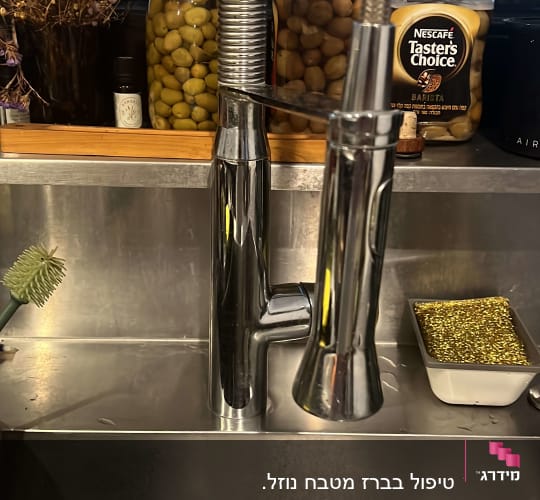 ברז נירוסטה עם צינור גמיש בכיור מטבח
